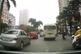 Ngồi sau xe mẹ, cháu bé ngã lăn ra đường vì ngủ gật Ngồi sau xe mẹ, cháu bé ngã lăn ra đường vì ngủ gật