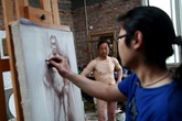 Lão nông làm mẫu nude để kiếm tiền trị bệnh cho con Lão nông làm mẫu nude để kiếm tiền trị bệnh cho con