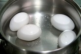 Mẹo bóc vỏ trứng nhanh Mẹo bóc vỏ trứng nhanh