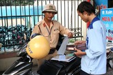 Hà Nội lắp ATM tại trụ sở cảnh sát để tiện nộp phạt Hà Nội lắp ATM tại trụ sở cảnh sát để tiện nộp phạt