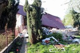 Chồng đánh sập nhà vì bị vợ con coi thường Chồng đánh sập nhà vì bị vợ con coi thường