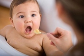 Nguyên tắc 'vàng-xanh-đỏ' cho bé ăn dặm Nguyên tắc 'vàng-xanh-đỏ' cho bé ăn dặm