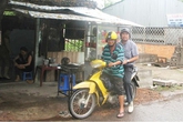 Cực nhọc mưu sinh cùng cháu nội vua Thành Thái Cực nhọc mưu sinh cùng cháu nội vua Thành Thái