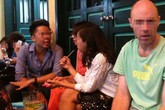 Tây tiêu "đô" cũng méo mặt với những chiêu "móc túi" của gái bar Tây tiêu "đô" cũng méo mặt với những chiêu "móc túi" của gái bar