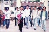Cô dâu mặc váy cưới sẽ bị phạt Cô dâu mặc váy cưới sẽ bị phạt