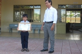 Từ chối "hối lộ", bé lớp 1 giúp công an bắt cướp Từ chối "hối lộ", bé lớp 1 giúp công an bắt cướp