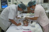 Đẻ rớt tại nhà, bé gái thê thảm thế này đây Đẻ rớt tại nhà, bé gái thê thảm thế này đây