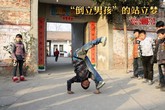 Cảm phục cậu bé tàn tật đi bằng 2 tay Cảm phục cậu bé tàn tật đi bằng 2 tay
