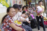 Đau đầu chăm con ốm ngày nắng nóng Đau đầu chăm con ốm ngày nắng nóng