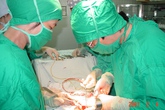 Suýt mất "súng" vì tự tăng kích cỡ để... cưới vợ Suýt mất "súng" vì tự tăng kích cỡ để... cưới vợ