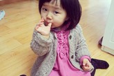 Bé gái ăn giấy vệ sinh thay đồ ăn vặt Bé gái ăn giấy vệ sinh thay đồ ăn vặt