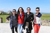 Mai Phương Thúy học lái xe golf cùng trai Tây Mai Phương Thúy học lái xe golf cùng trai Tây