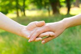 Khi khó khăn, vợ chồng hãy cầm tay nhau Khi khó khăn, vợ chồng hãy cầm tay nhau