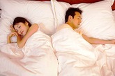 Ngủ với chồng, mơ làm "chuyện ấy" với người lạ Ngủ với chồng, mơ làm "chuyện ấy" với người lạ