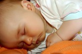 Bé 8 tháng tuổi, sữa mẹ liệu còn chất? Bé 8 tháng tuổi, sữa mẹ liệu còn chất?