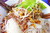 Thưởng thức bún bò Nam Bộ cổng trường Việt Đức Thưởng thức bún bò Nam Bộ cổng trường Việt Đức