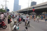 Chở nhau về quê, hai chị em bị xe khách đâm Chở nhau về quê, hai chị em bị xe khách đâm