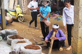 100 tuổi, cụ bà vẫn hút thuốc lào 100 tuổi, cụ bà vẫn hút thuốc lào