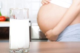Uống sữa khi mang bầu: nhiều hay ít đều không tốt Uống sữa khi mang bầu: nhiều hay ít đều không tốt