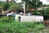 Xe buýt đang lưu thông bỗng lộn nhào xuống ao Xe buýt đang lưu thông bỗng lộn nhào xuống ao