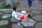 Sự thật về những đứa trẻ bế "em ruột" đi ăn xin Sự thật về những đứa trẻ bế "em ruột" đi ăn xin