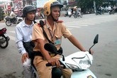 Cảnh sát giao thông đưa sĩ tử tới trường thi Cảnh sát giao thông đưa sĩ tử tới trường thi