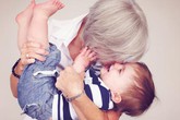 Mệt mỏi vì mẹ chồng chăm cháu Mệt mỏi vì mẹ chồng chăm cháu