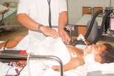 Trèo cây, bé trai bị cây gỗ đâm thủng họng Trèo cây, bé trai bị cây gỗ đâm thủng họng