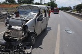 Khoảnh khắc kinh hoàng người phụ nữ cắm đầu vào kính chắn ô tô Khoảnh khắc kinh hoàng người phụ nữ cắm đầu vào kính chắn ô tô