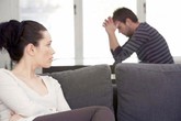 Mẹ chồng 'bắt sống' con dâu ngoại tình với kẻ làm công Mẹ chồng 'bắt sống' con dâu ngoại tình với kẻ làm công