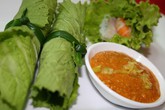 Cải xanh cuốn tôm thịt ngon miệng, không ngấy Cải xanh cuốn tôm thịt ngon miệng, không ngấy