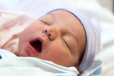 Bé lười bú mẹ, lên cân chậm Bé lười bú mẹ, lên cân chậm