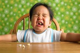 8 vấn đề khiến mẹ đau đầu khi cho bé ăn 8 vấn đề khiến mẹ đau đầu khi cho bé ăn