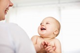 9 mốc phát triển quan trọng của bé dưới 2 tuổi 9 mốc phát triển quan trọng của bé dưới 2 tuổi