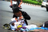 Nhẫn tâm phơi nắng bé 8 tháng để bán vé số Nhẫn tâm phơi nắng bé 8 tháng để bán vé số