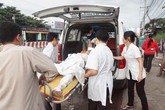 2 người bị điện phóng cháy xém khi lắp biển quảng cáo 2 người bị điện phóng cháy xém khi lắp biển quảng cáo