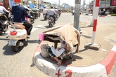 Thêm một cháu bé bị mẹ “hành xác” giữa trời nắng Thêm một cháu bé bị mẹ “hành xác” giữa trời nắng