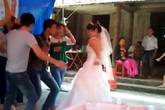 Cô dâu "lắc" nhạc sàn cực sung ở đám cưới quê Cô dâu "lắc" nhạc sàn cực sung ở đám cưới quê
