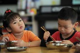 Thời điểm chuẩn tập ăn cơm cho bé Thời điểm chuẩn tập ăn cơm cho bé