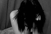 Bé gái khuyết tật vẫn bị hàng xóm cưỡng hiếp Bé gái khuyết tật vẫn bị hàng xóm cưỡng hiếp