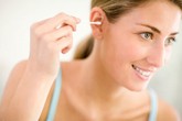 Rước bệnh do… lấy ráy tai Rước bệnh do… lấy ráy tai