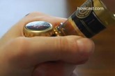 Mù mắt vì mở nắp bia Mù mắt vì mở nắp bia