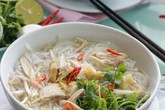 Cách nấu phở gà đơn giản mà ngọt thơm Cách nấu phở gà đơn giản mà ngọt thơm