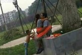 Say sưa làm "chuyện ấy" trước mặt con trai trong công viên Say sưa làm "chuyện ấy" trước mặt con trai trong công viên