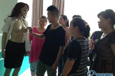 Chàng trai chuyên đi... mát-xa ngực bà đẻ Chàng trai chuyên đi... mát-xa ngực bà đẻ
