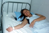 Bị bẻ cổ ngất xỉu vì kiện kẻ “hại đời” con gái? Bị bẻ cổ ngất xỉu vì kiện kẻ “hại đời” con gái?