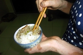 Mẹ già 93 tuổi ăn cơm chan nước mắt vì con bất hiếu Mẹ già 93 tuổi ăn cơm chan nước mắt vì con bất hiếu