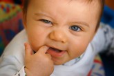 Phân biệt khi bé mọc răng hay bị bệnh Phân biệt khi bé mọc răng hay bị bệnh