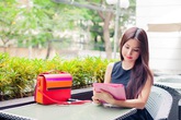 Khám túi hàng hiệu giá rẻ của Diễm My 9X Khám túi hàng hiệu giá rẻ của Diễm My 9X