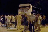 Xe khách lao vào đám đông, 1 người chết, 10 người nguy kịch Xe khách lao vào đám đông, 1 người chết, 10 người nguy kịch